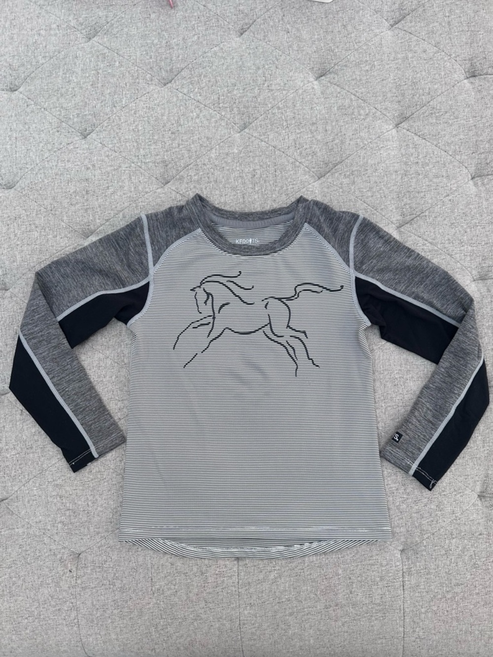 EUC KERRITS KIDS GREY ABD BLACK SIZE SMALL HORSE BASE BAYER TOP LONG SLEEVE TEE